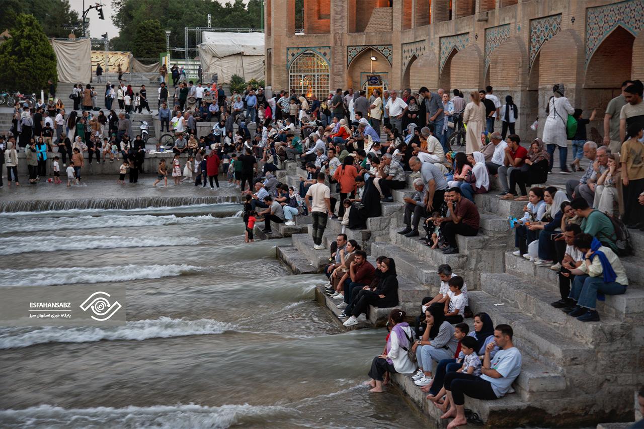 بازگشت زندگی به قلب اصفهان؛ استقبال گسترده شهروندان از جاری شدن زاینده‌رود