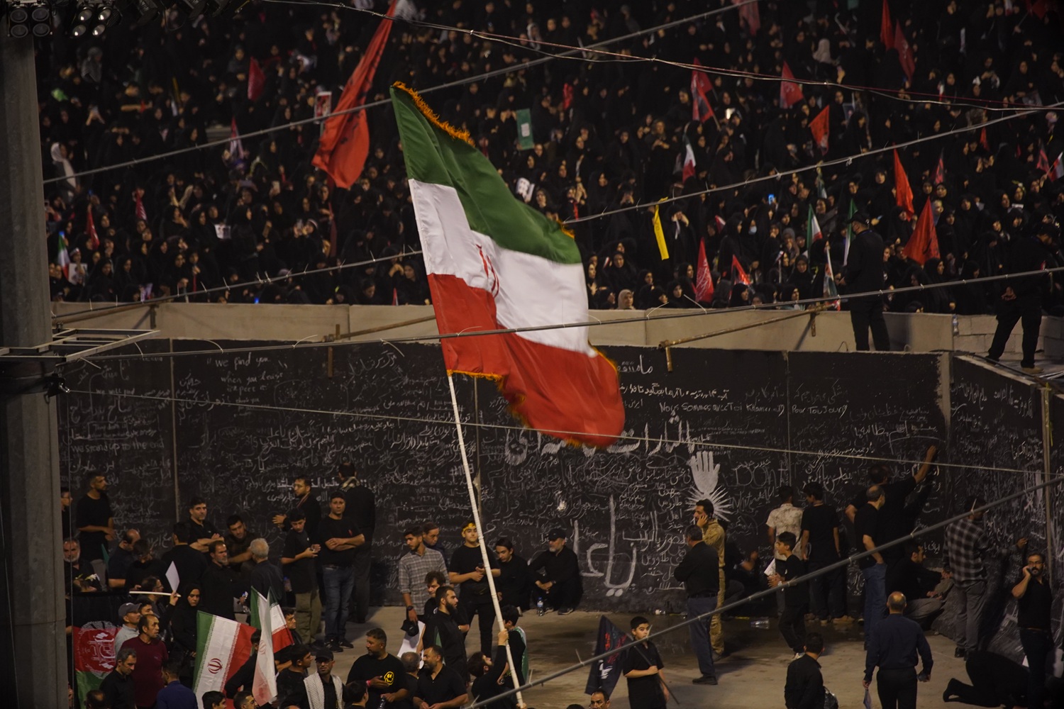 تهران در قاب تشییع؛ حضور گسترده عزاداران در مراسم وداع با قائد شهید امت اسلام در تهران